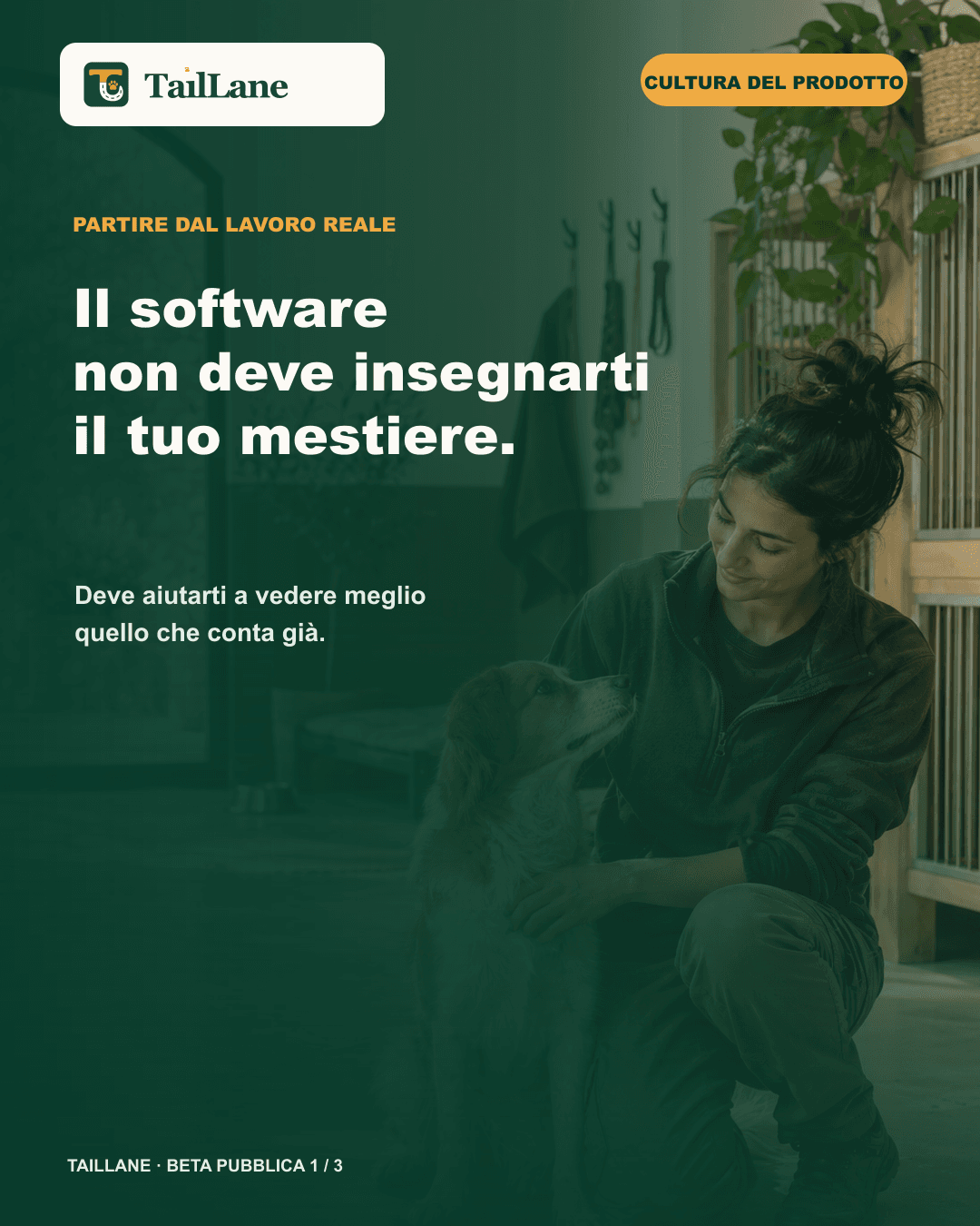 Carosello TailLane con fotografia editoriale di una professionista pet-care e un cane in una struttura luminosa, wordmark canonico e titolo Il software non deve insegnarti il tuo mestiere. Il testo aggiunge che il software deve aiutare a vedere meglio ciò che conta già; non compaiono schermate, marchi terzi o dati personali.